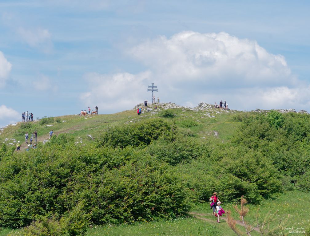 Vrchol s dvojkrížom, bolo veľa ľudí