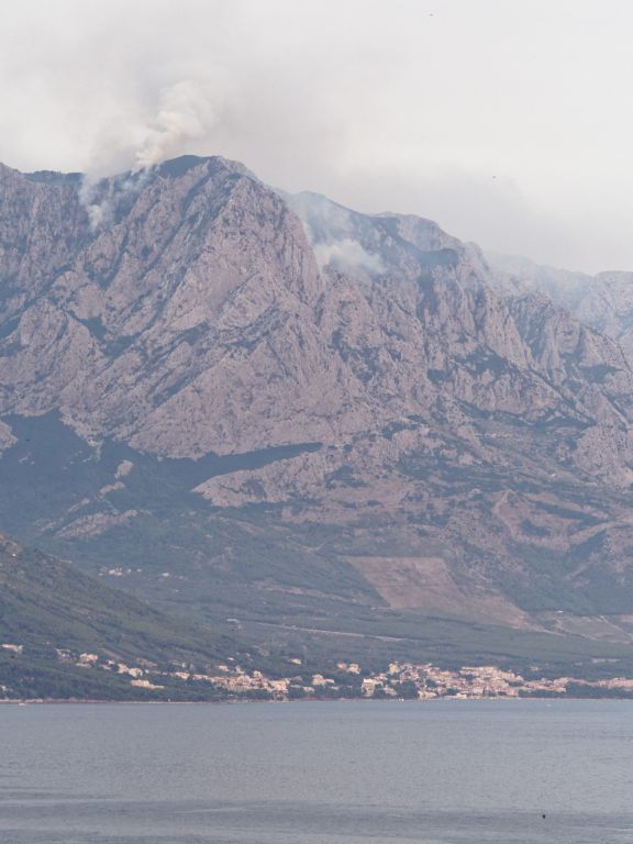 Veliki Šibenik, 1467m, vdušnou čiarou od Villa Gloria (Mimice) je 17.8km. Dolu sú usadlosti Brela (10km), Baška Voda(12km).