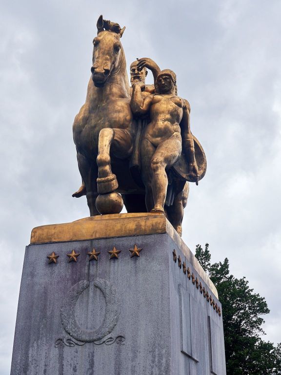 Bronze, fire-gilded statue group on Lincoln Memorial Circle in West Potomac Park